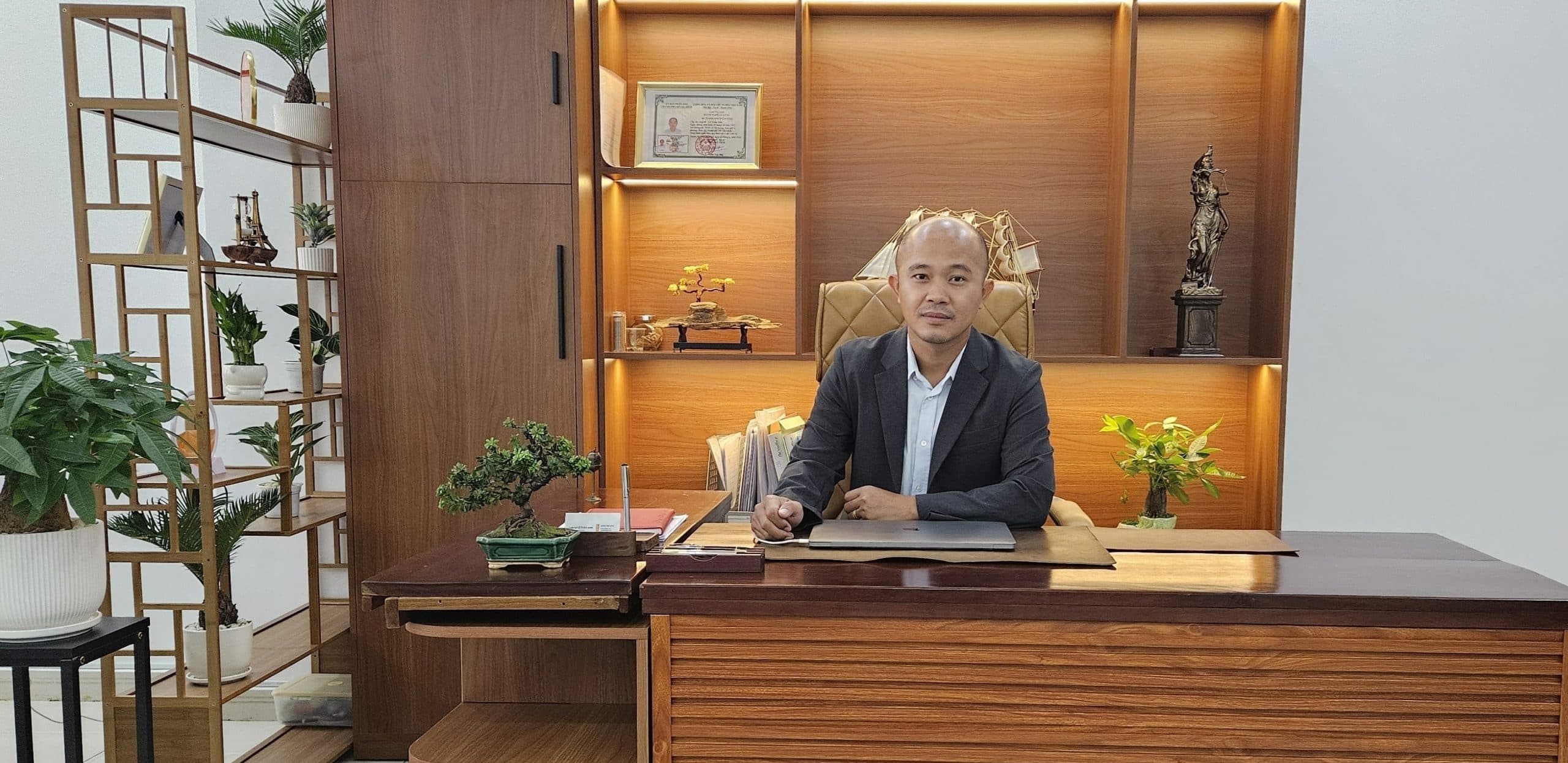 Luật sư Lê Tuấn Anh tại văn phòng