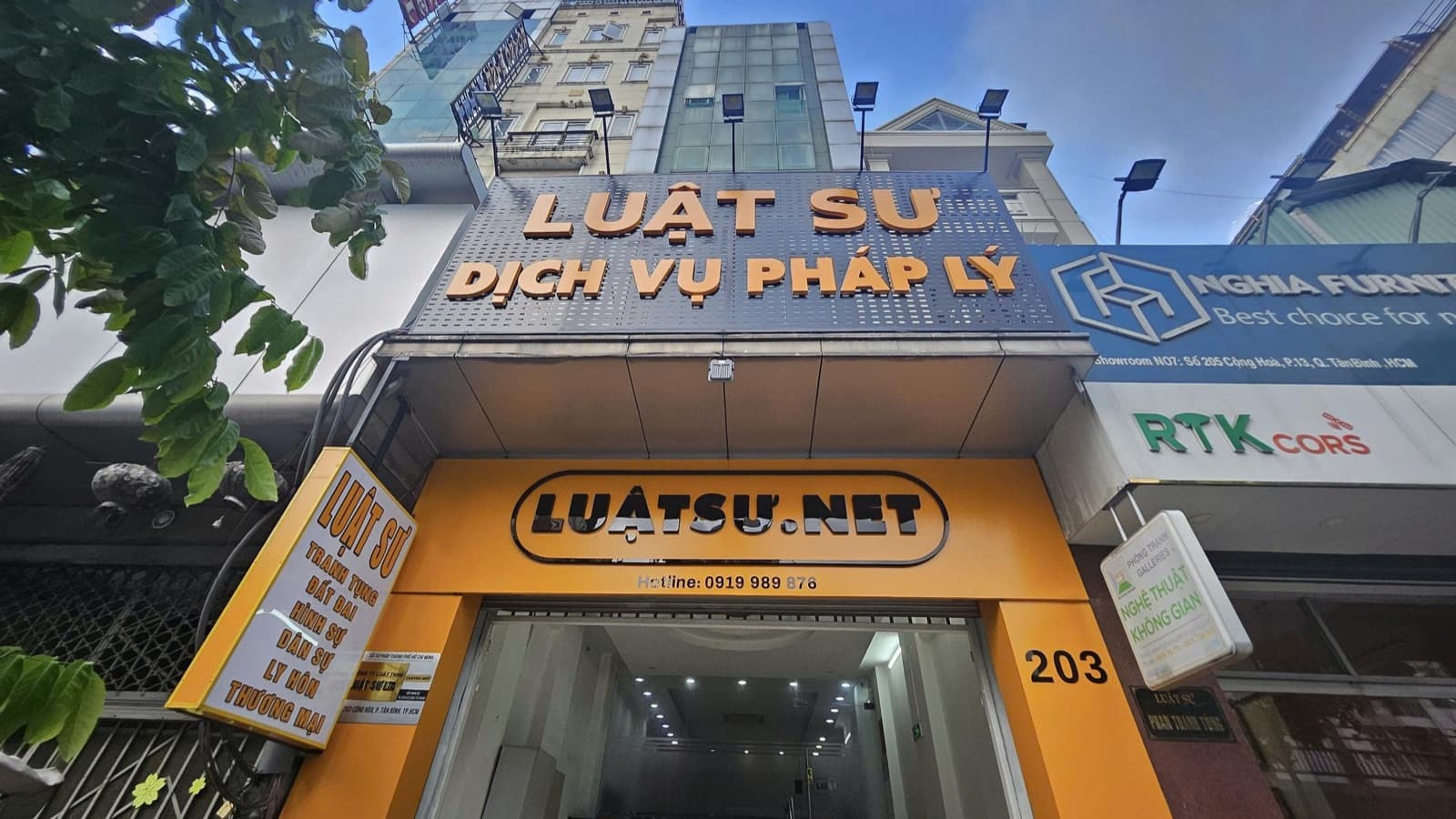 Biển hiệu Luật sư - Dịch vụ pháp lý của Công ty Luật TNHH Luật sư LTA