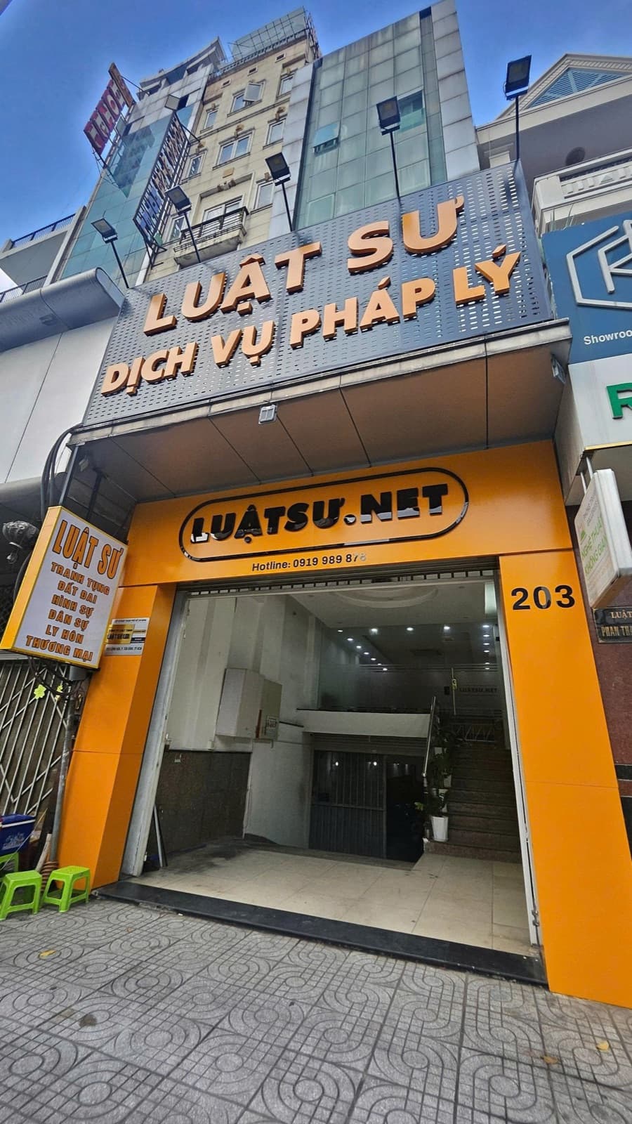 Lối vào văn phòng Công ty Luật TNHH Luật sư LTA, số nhà 203