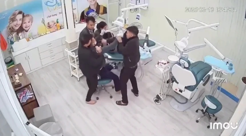 Anh H. bị hành hung khi đang làm việc. Ảnh Cắt từ clip