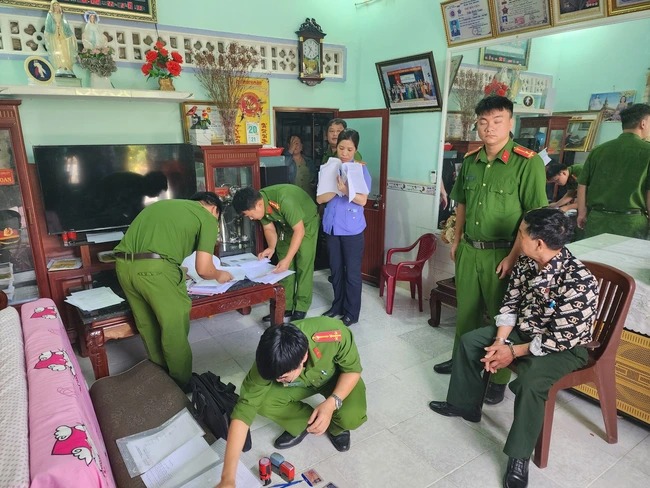 Khám xét nơi ở của Trần Đình Toan. Ảnh CACC