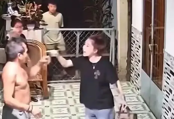 Nhóm của Trà Mi đến nhà người vay tiền để uy hiếp yêu cầu trả tiền. Ảnh cắt từ camera